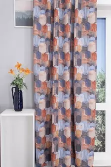 Kék, narancsos- barna hatszögekkel borított dimout sötétítő függöny egyedi méretre varrva