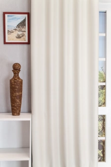 Szürkés törtfehér színű DIM OUT függöny 150cm egyedi méretre varrva