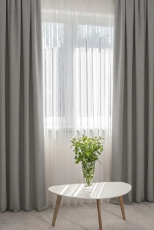 Serafina - Szürke színű szórt mintás szatén jacquard dekor függöny egyedi méretre varrva