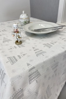 Fehér alapon ezüst lurex szálbeszövéses karácsonyfa mintás dekor, egyed méretű asztalterítő egyedi méretre varrva