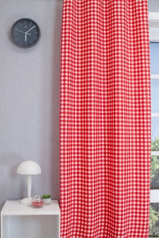 Piros színű nagykockás dekor anyag, egyedi méretű asztalterítő egyedi méretre varrva