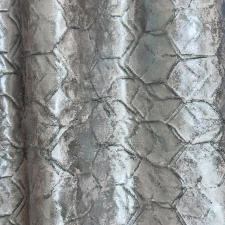 Zenox - Mályva alapon ezüst hatszög mintás fémszálakkal átszőtt jaquard dekor függöny egyedi méretre varrva