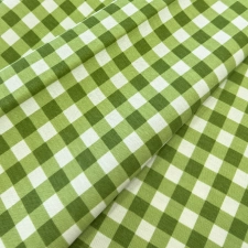 Zöld színű nagykockás, vízlepergető vászon dekor és egyedi méretű asztalterítő egyedi méretre varrva