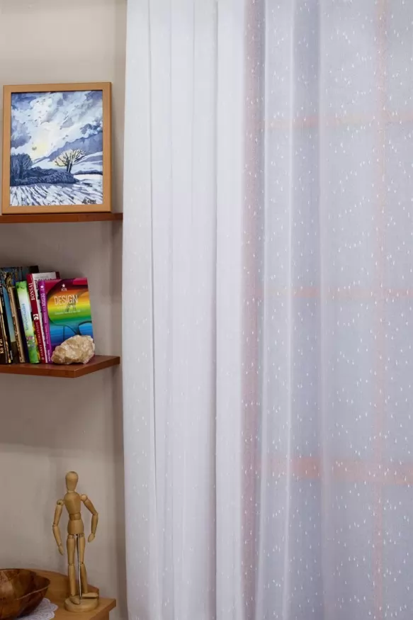 Fehér alapon apró beszövésekkel díszített sablé függöny W015/180/1