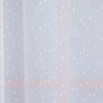 Fehér alapon apró beszövésekkel díszített sablé függöny egyedi méretre varrva