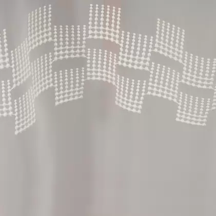 Ekrü színű hímzett négyzetmintás, bordűrös voile függöny egyedi méretre varrva