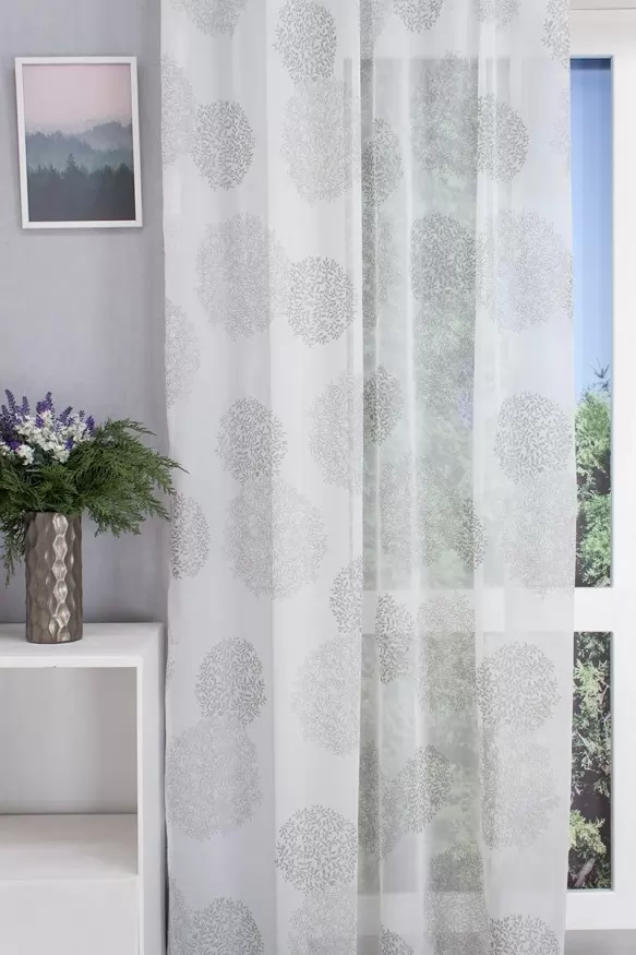Fehér batiszt függöny,nyomtatott ezüstszürke levélcsokorral, ólomzsinóros 72177-v-002 ezüst