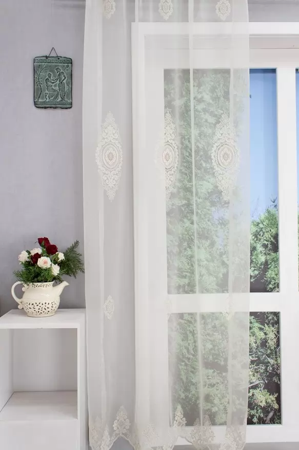 Hímzett barokk mintás tört fehér színű organza függöny LA PEDRERA/280/01