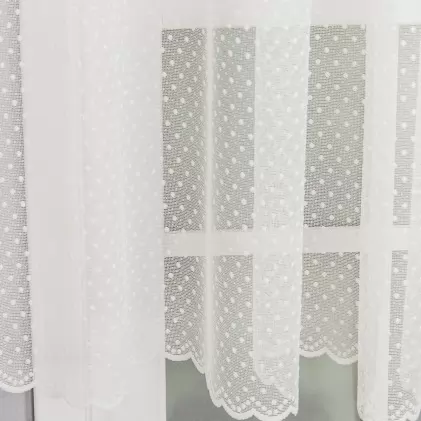 Könnyű, pöttyes, ekrü színű, cakkos hímzéssel szegett jacquard függöny.  egyedi méretre varrva