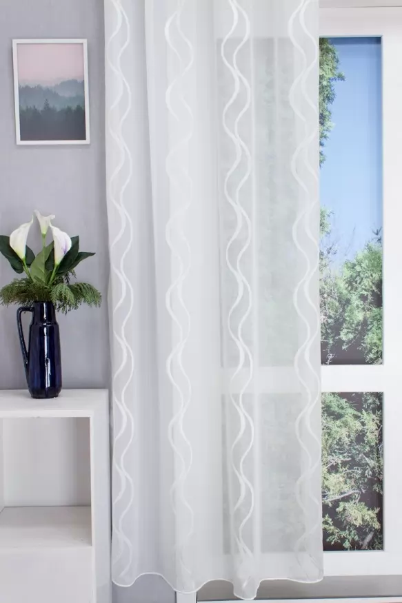 Emma – Tört fehér, tetra sablet függöny, függőlegesen hullámzó, fényes fehér  színű, nyírt mintával, ólomzsinórral Emma/300/01