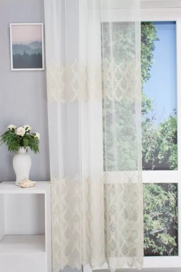 Cettina – Bronz színű, flitteres, bordűrös,fényes fehér szállal hímzett tüll függöny Cettina/290/02