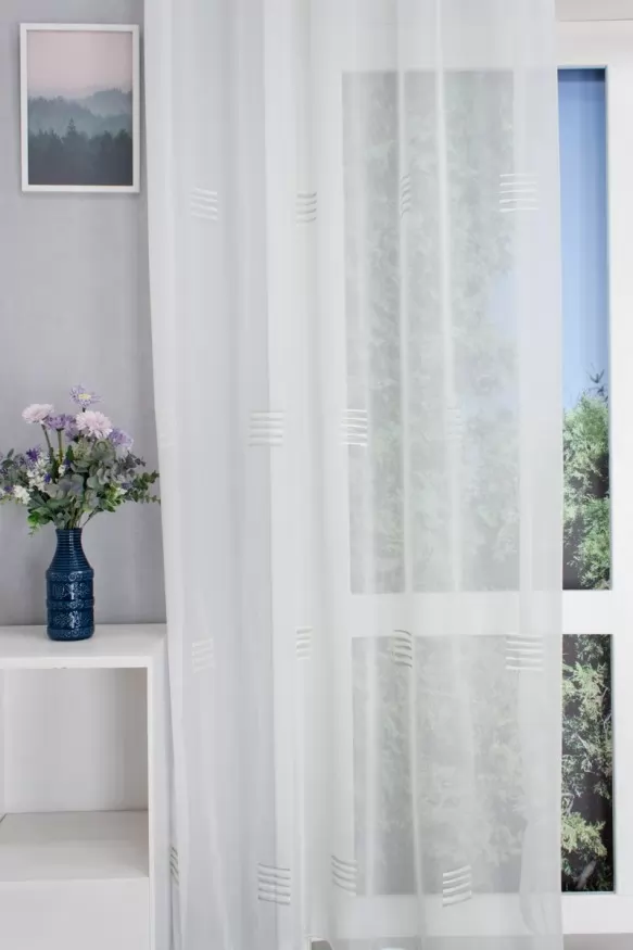 Piemont - Ezüst, ekrü négyzetekkel hímzett, fehér voile függöny, ólomzsinóros Piemont/210/19