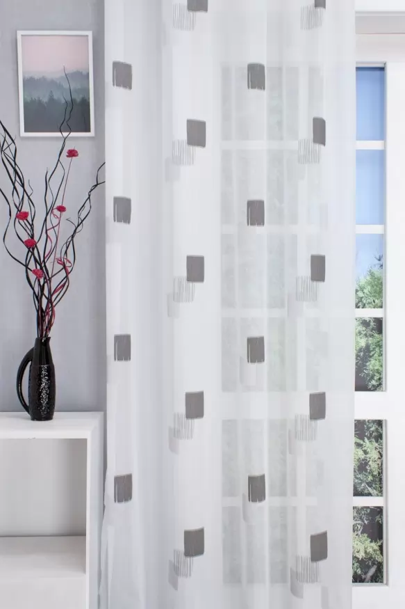 Fehér alapon nagy szürke-bézs négyzetmintás tetrasablet függöny, ólomzsinóros 1030266832