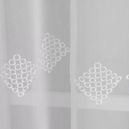Fehér, bordűrös, lyukhímzéses sablet föggöny egyedi méretre varrva