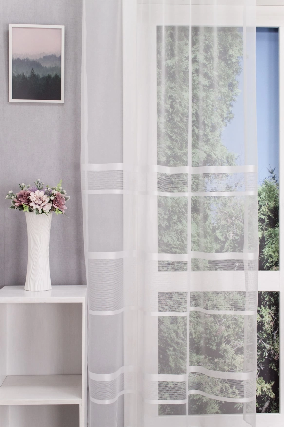 Zorka - Csíkos,  azsúrozott hatású ,fehér  színű, vékonyabb fonalú  dreher sablet függöny, ólomzsinóros 1010050178