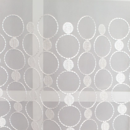 Sangro-fehér hímzett bordűrös voile egyedi méretre varrva