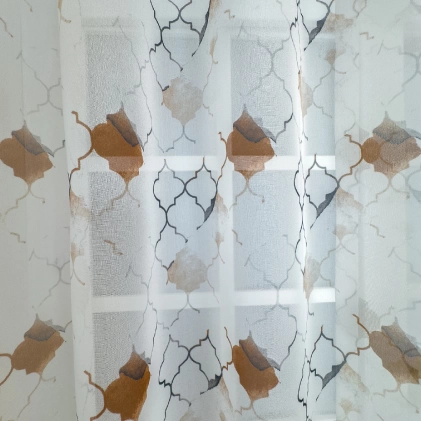 Marazzi - fehér, barna színű, vasalókímélő, mediterrán stílusú fényáteresztő sablé függöny, nyomott geometrikus mintával egyedi méretre varrva