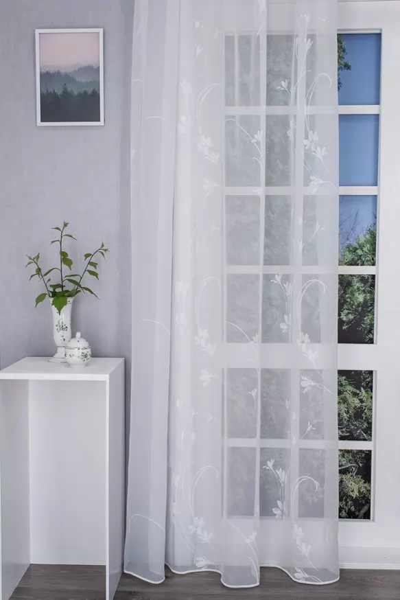Cintia - Nyomott fehér virágmintás voile készfüggöny, 140x245 cm 