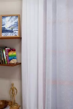 Fehér alapon apró beszövésekkel díszített sablé függöny egyedi méretre varrva