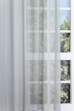 Szürke színű, batiszt jellegű, tetra sablet fényáteresztő függöny, ólomzsinóros egyedi méretre varrva