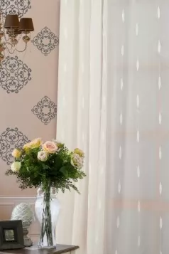 Tört fehér színű levélmintás nyírt voile függöny egyedi méretre varrva