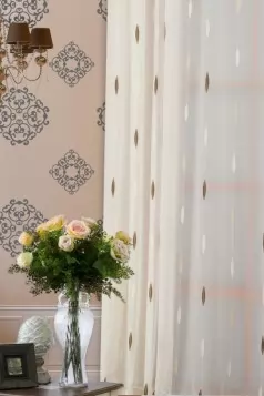 Tört fehér színű barna-bézs levélmintás nyírt voile függöny egyedi méretre varrva