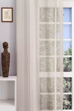 Világosbarna színű, gyűrt fényáteresztő függöny egyedi méretre varrva