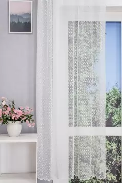 Könnyű, pöttyös, fehér színű, cakkos hímzéssel szegett jacquard függöny.  egyedi méretre varrva
