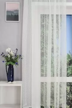 Könnyű, pöttyes, ekrü színű, cakkos hímzéssel szegett jacquard függöny.  egyedi méretre varrva