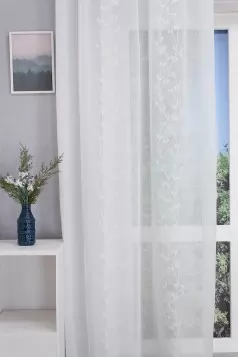 Selma – tört fehér színű, indás, leveles, hímzett, nyírt sablet függöny, ólomzsinóros  egyedi méretre varrva