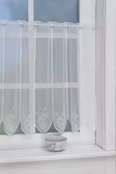 Marietta – Fehér, hímzett, margaréta mintás  voile vitrázs függöny  egyedi méretre varrva