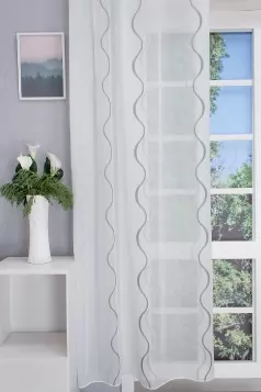 Emma – Tört fehér, tetra sablet függöny, függőlegesen hullámzó, ezüstös színű, nyírt  mintával Ólomzsinóros egyedi méretre varrva