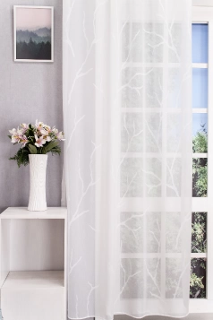 Faág mintájú fehér sablet függöny, ólomzsinóros egyedi méretre varrva