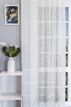 Trento - törtfehér, bordűrös, lyukhímzéses voile függöny  210 cm egyedi méretre varrva