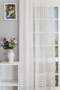 Fehér csíkos voile függöny, ólomzsinóros egyedi méretre varrva