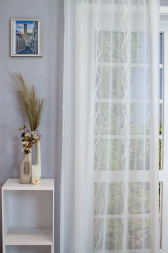 Tört fehér színű hullámmintás voile függöny egyedi méretre varrva