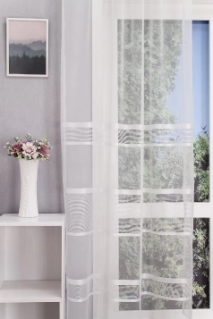 Zorka - Csíkos,  azsúrozott hatású ,fehér  színű, vékonyabb fonalú  dreher sablet függöny, ólomzsinóros egyedi méretre varrva