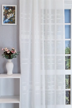 Lupe –  tört fehér azsúrozott sablé függöny, ólomzsinóros egyedi méretre varrva