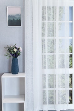 Fehér színű, vasaláskönnyített fényáteresztő jacquard függöny, szórt mintával egyedi méretre varrva