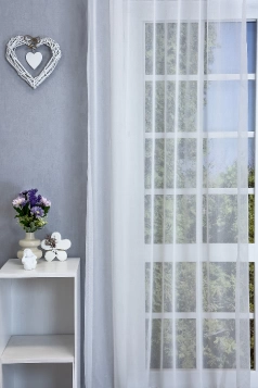 Alissa-Fehér színű, lángálló bevonattal ellátott fényáteresztő sablé függöny egyedi méretre varrva