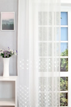 Sangro-fehér hímzett bordűrös voile egyedi méretre varrva