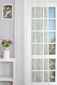 Fehér színű, vasaláskönnyített fényáteresztő sablé függöny, szálbeszövéses mintával egyedi méretre varrva