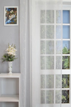 Fehér alapon ecrü hímzett indamintás fényáteresztő egyedi méretre varrva