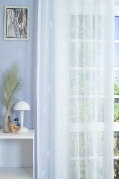 Fehér szinű hímzett levélmintás voile függöny egyedi méretre varrva