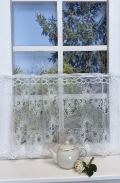 Fehér színű, vasalókímélő fényáteresztő jacquard függöny, virágos, bordűrös mintával egyedi méretre varrva