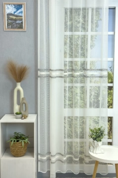 Törtfehér színű vasalókímélő sablé függöny szürke-fehér buklé csíkokkal egyedi méretre varrva