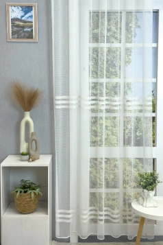 Fehér színű vasalókímélő sablé függöny buklé csíkokkal egyedi méretre varrva