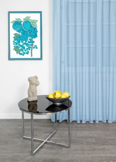 Világoskék színű, könnyed fényáteresztő voile függöny egyedi méretre varrva