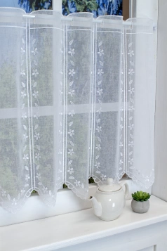 Fehér színű hímzett virágos batiszt vitrázs függöny egyedi méretre varrva