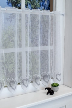 Fehér alapon hímzett szürke szív mintás batiszt vitrázs függöny egyedi méretre varrva